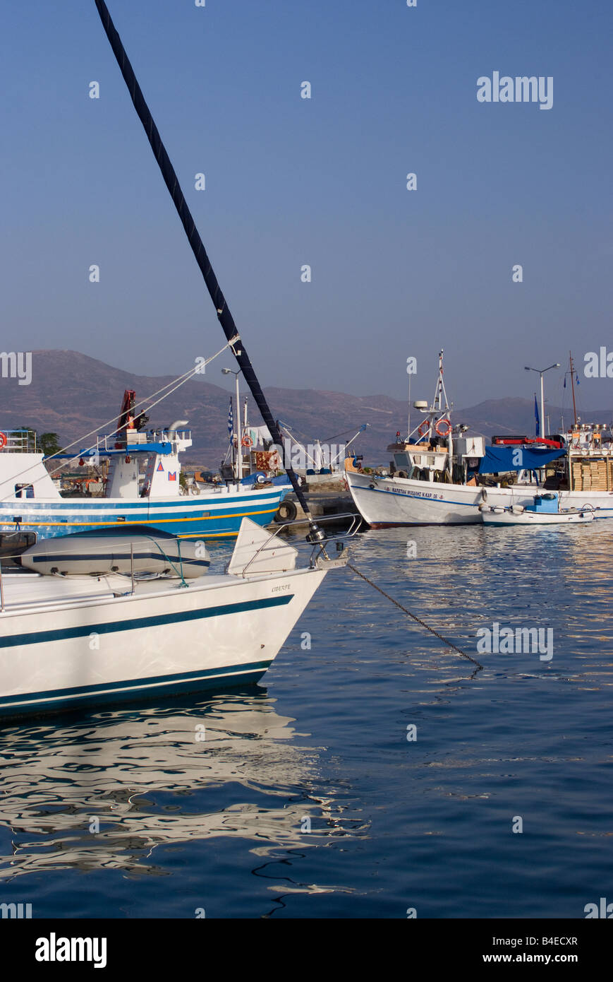 Yacht und Angelboote/Fischerboote festgemacht an der Uferpromenade am Karistos Stadt Hafen Insel Evia Ägäischen Meer griechische Inseln Griechenlands Stockfoto