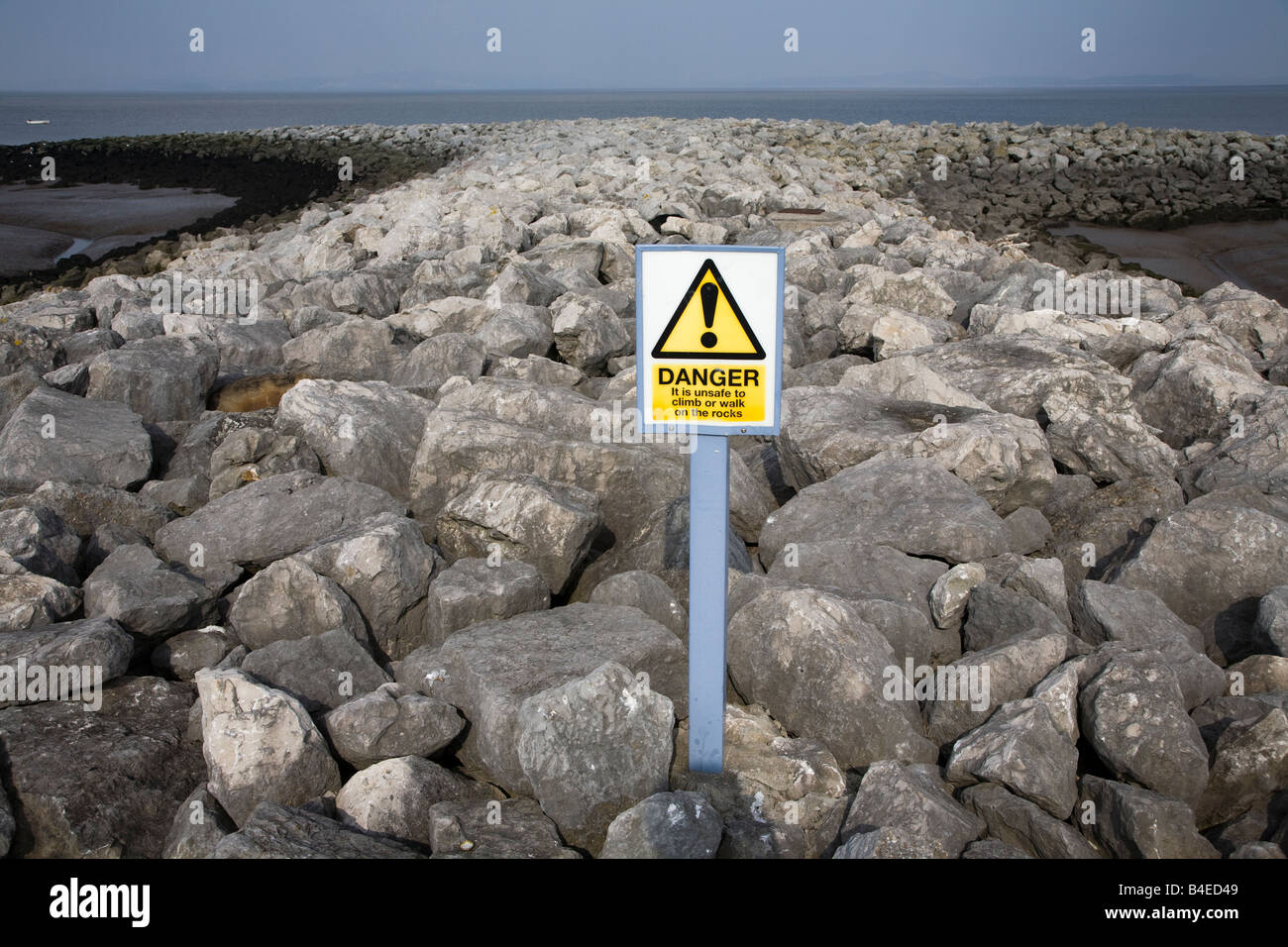 Warnschild Warnung für Felsen am Wellenbrecher Morecambe Lancashire England UK Stockfoto