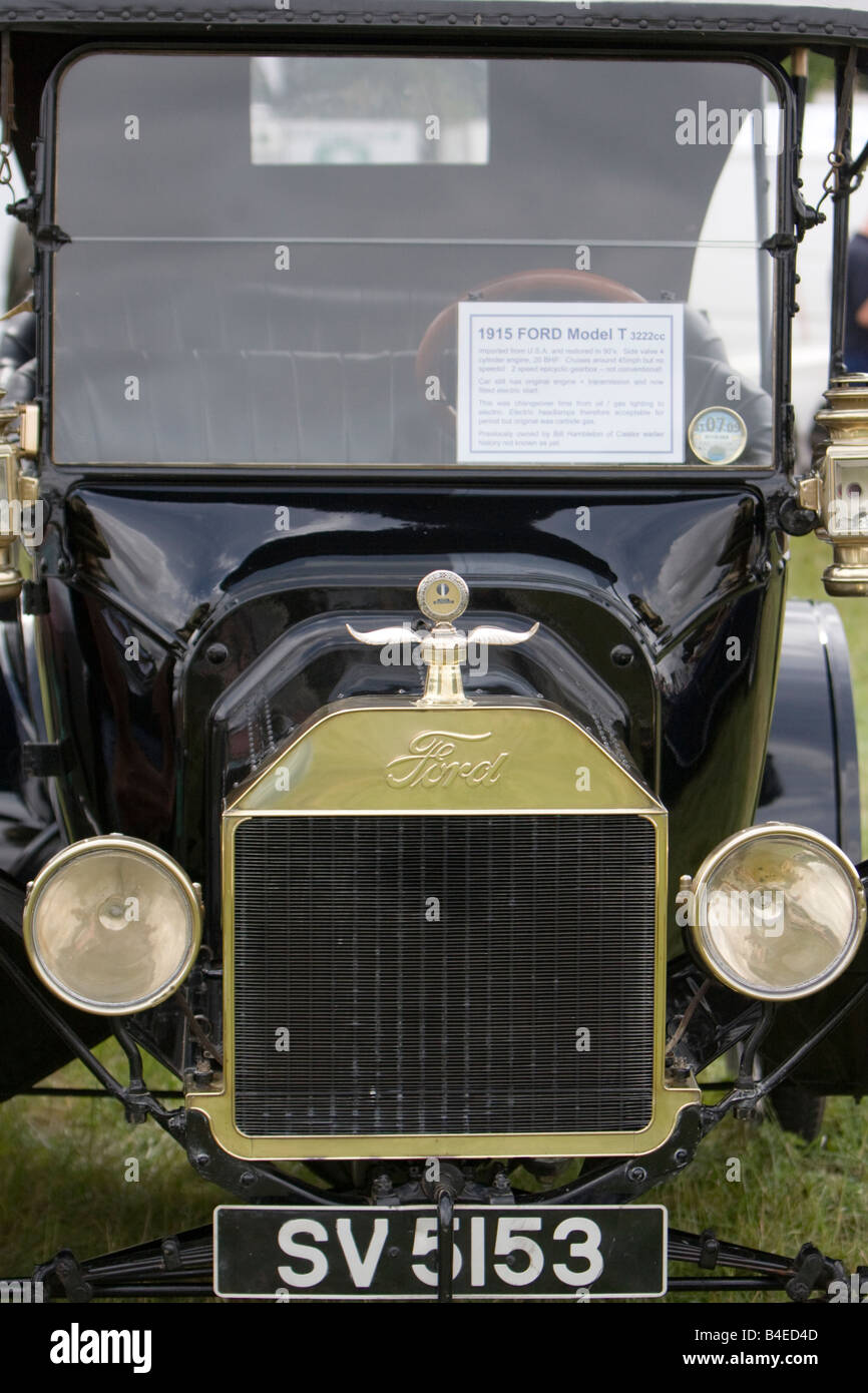 Amerikanische Oldtimer set vor einem einfarbigen Hintergrund Ford Modell T 22 hp 1915 Pferdestärke PS Stockfoto