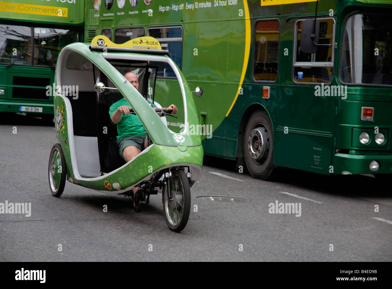 Green Eco Taxi und Dublin Bus Tour Dublin Irland Stockfoto