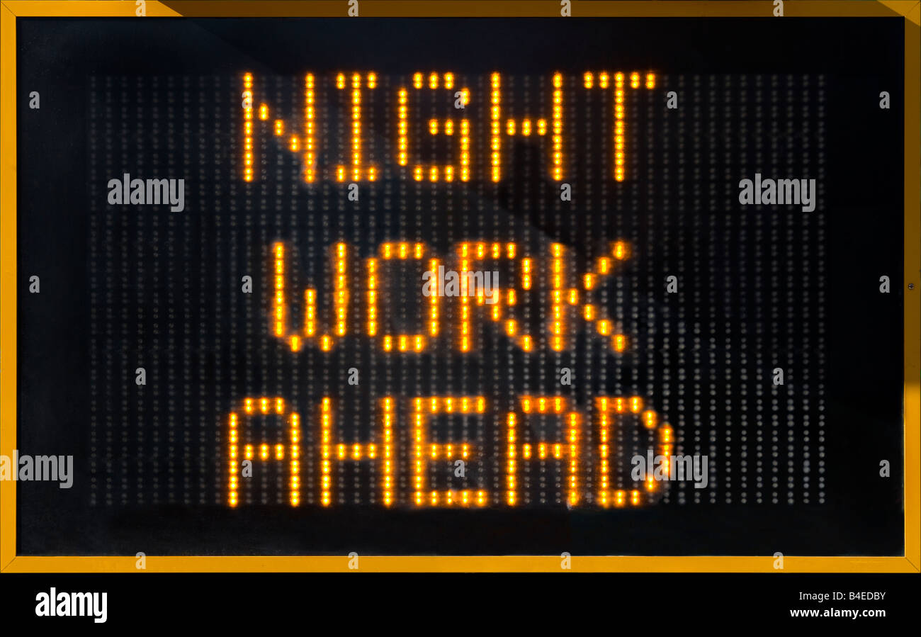 Nacht ARBEIT VOR Wechselverkehrszeichen Warnung für Straßenbau. Stockfoto