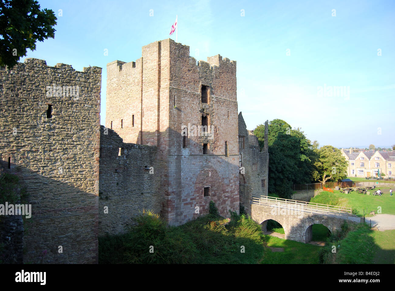 Schloss Graben und Eingang, Ludlow Castle, Ludlow, Shropshire, England, Vereinigtes Königreich Stockfoto