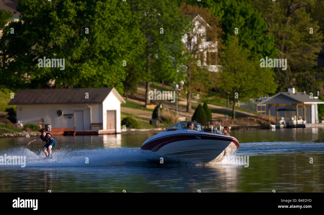 Eine Familie Wasserski am Lake Windsor in Bella Vista, Arkansas, Vereinigte Staaten von Amerika Stockfoto