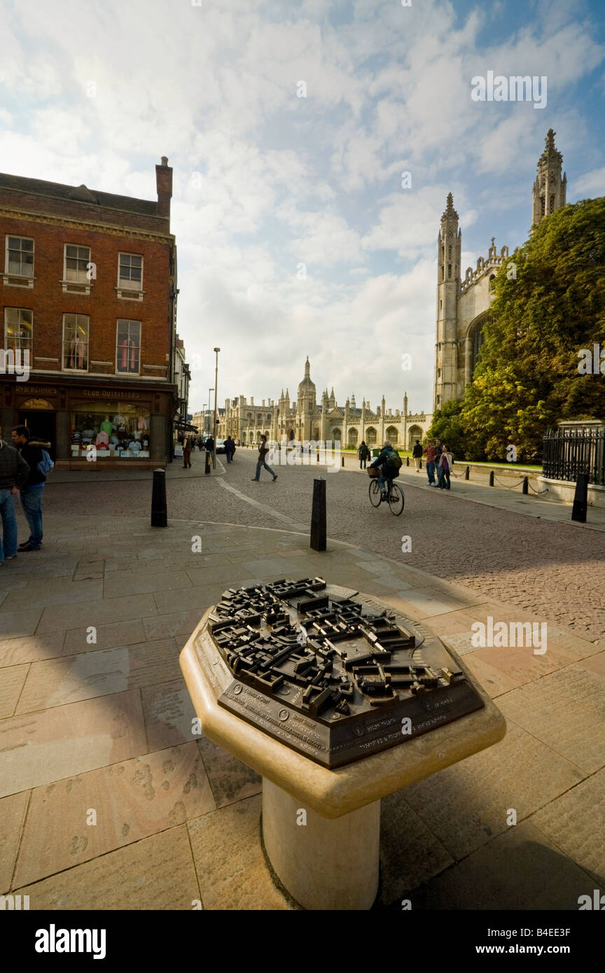 Karte von Cambridge mit Kings-Kapelle und dem Eingang zum Kings College in den Hintergrund, "Kings Parade", Cambridge, England Stockfoto