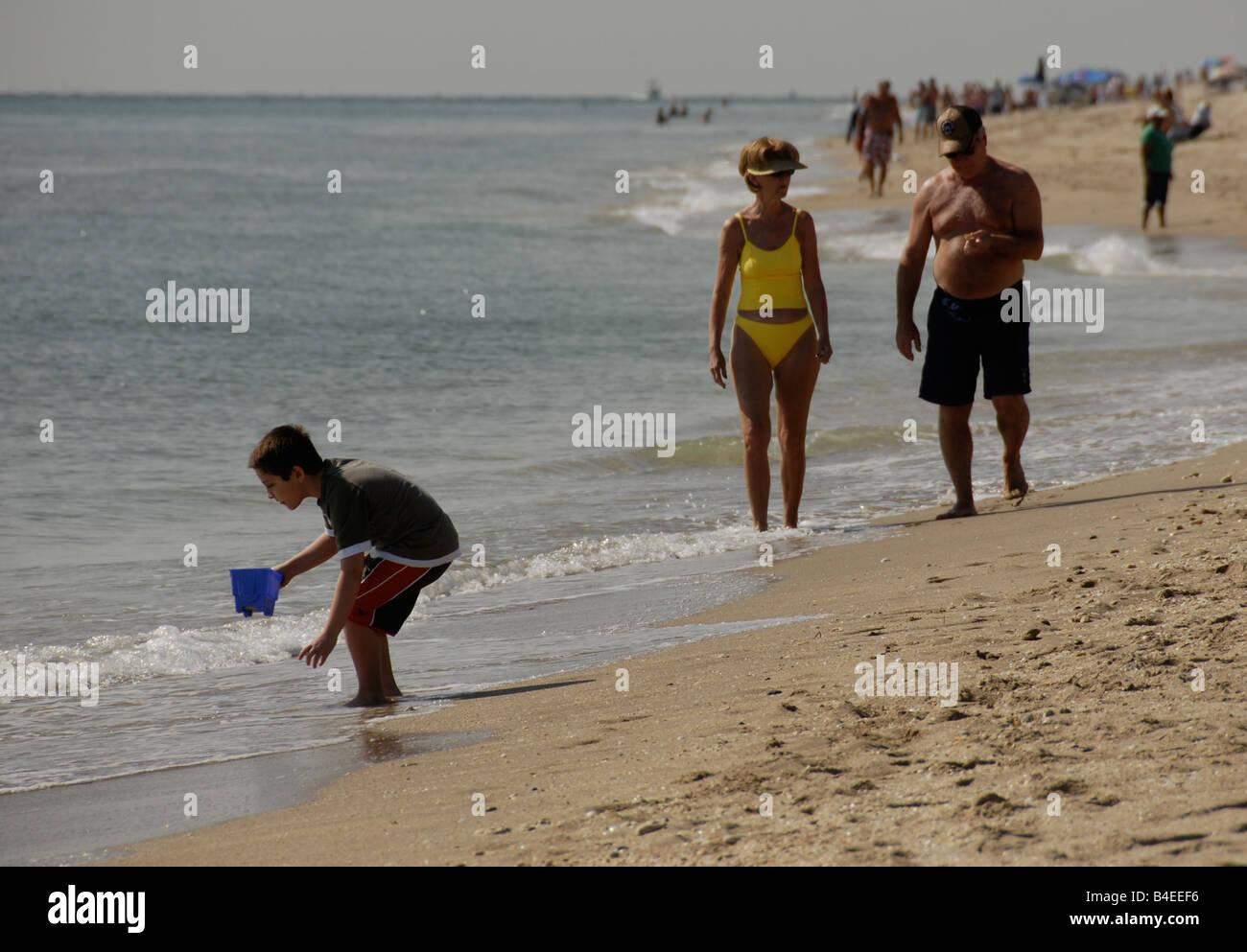 Pompano Beach-Szene, junge mit Kunststoff-Eimer. Florida USA. Stockfoto