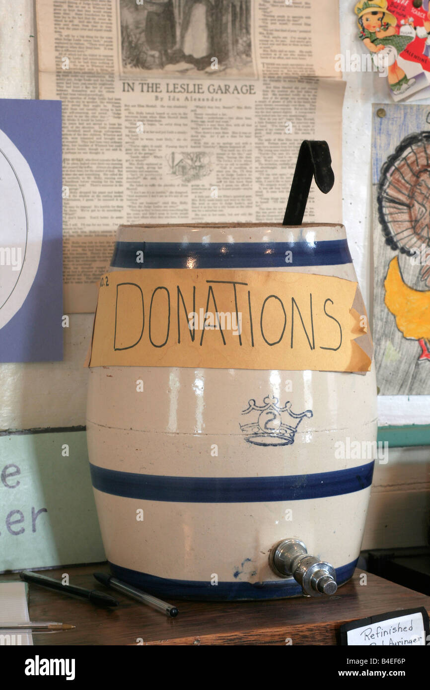 Alte Mode Schule Wasser Topf verwandelte sich in einen Spenden-receptical Stockfoto