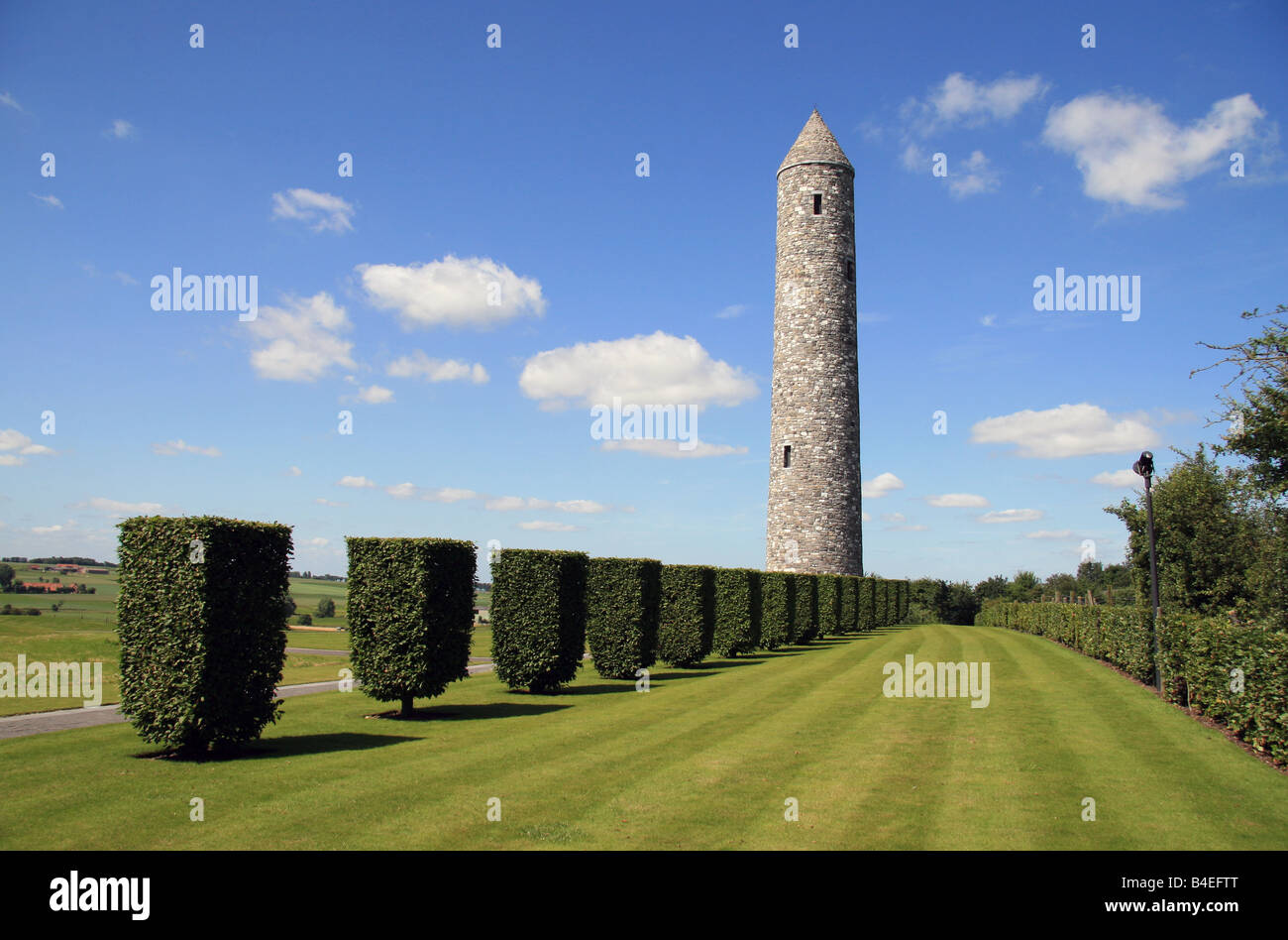 Der irische "Runde" Turm auf der irischen Insel Peace Park, Mesen, Belgien. Stockfoto