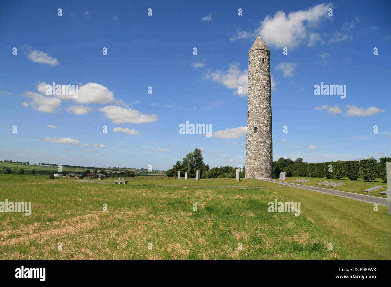 Der irische "Runde" Turm auf der irischen Insel Peace Park, Mesen, Belgien. Stockfoto