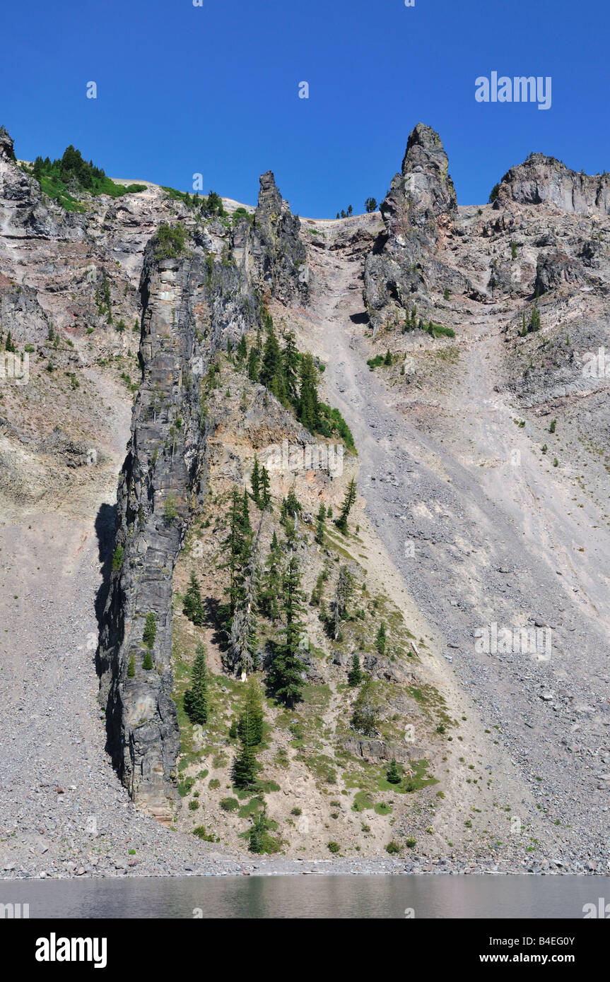 Rückgrat des Teufels, eine vertikale Deich quer durch die Felge. Der Crater Lake Nationalpark, Oregon, USA. Stockfoto