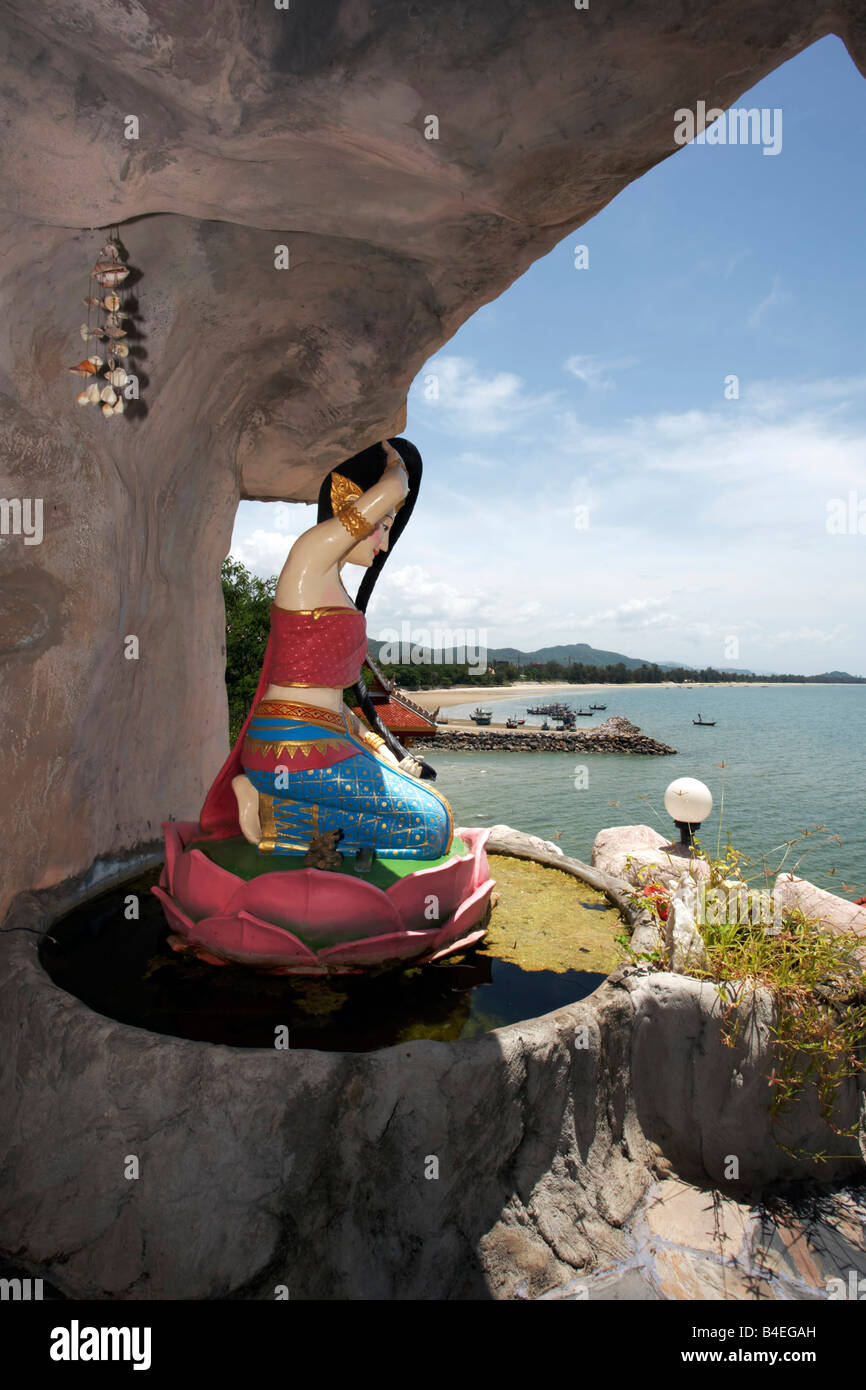 Buddhistische Statue einer weiblichen Gottheit mit Blick auf den Ozean bei Hua hin vom Khao Tao Tempel Thailand S.E. Asia. Stockfoto
