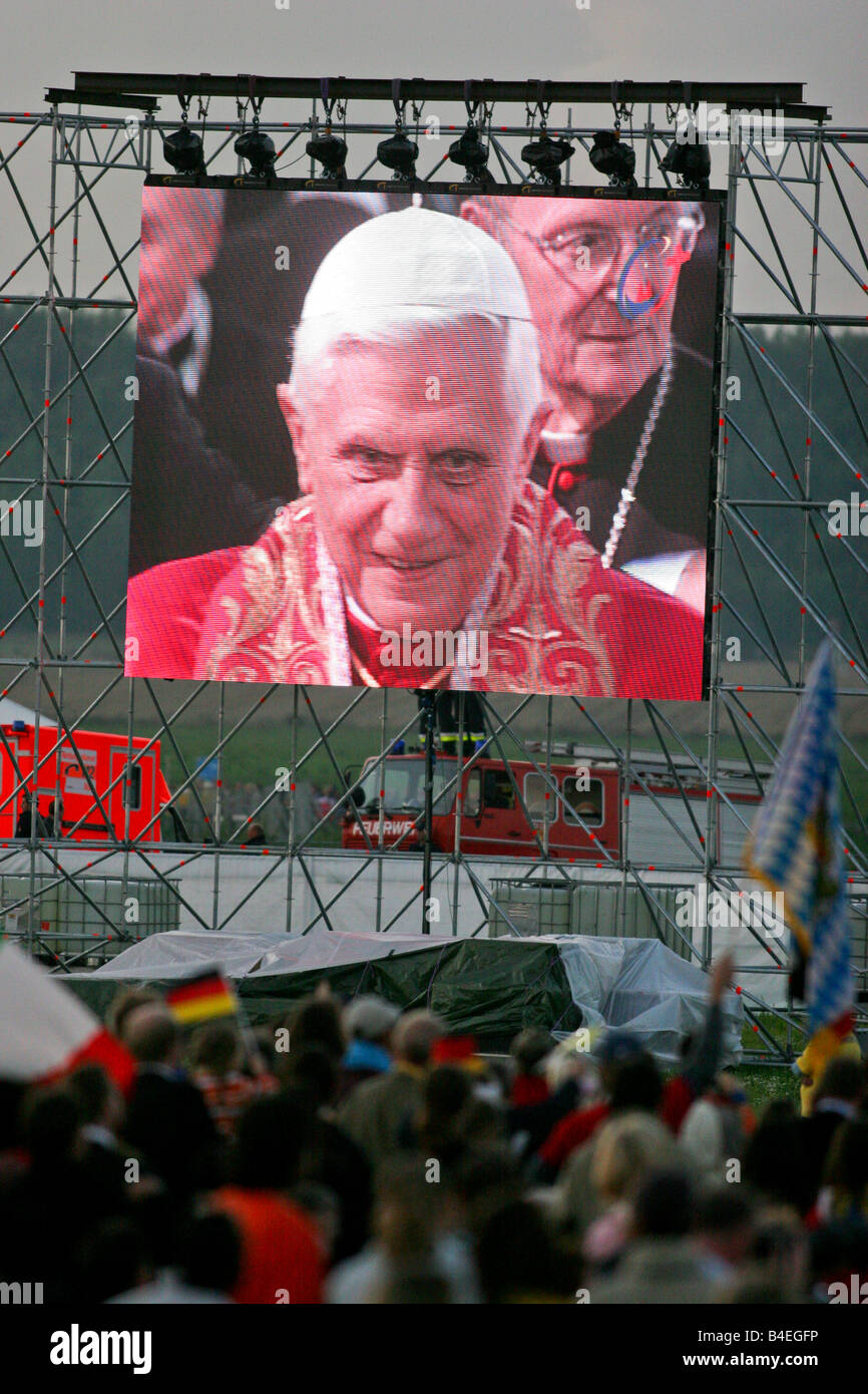 Screaning der Messe mit Papst Benedikt XVI auf Grossleinwand im Freien beim "Weltjugendtag" in Marienfeld, Deutschland Stockfoto
