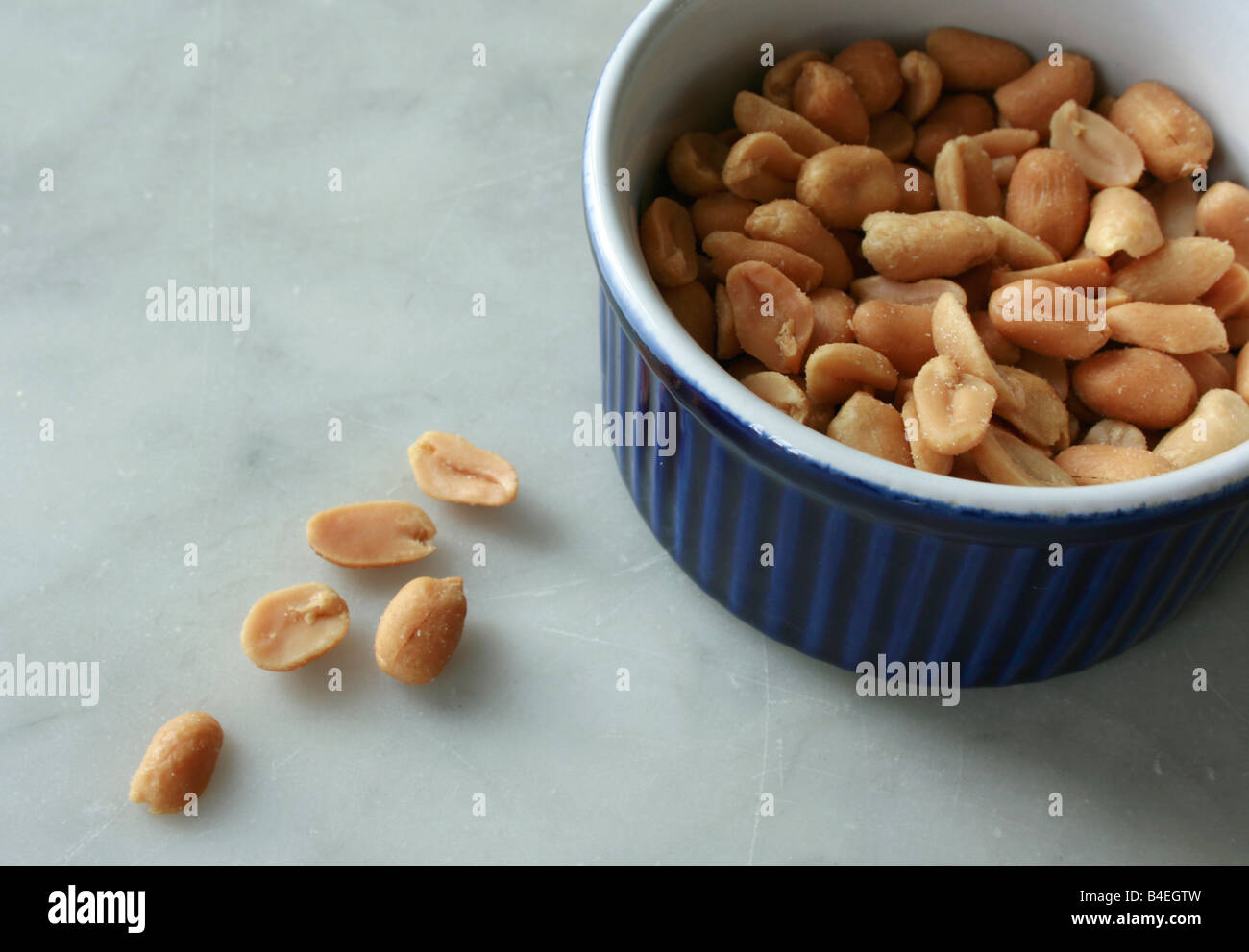 Gesalzene Erdnüsse in ein Töpfchen-Schüssel Stockfoto