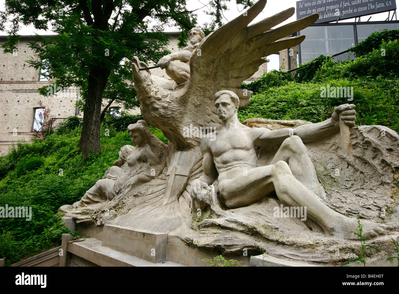 Zerstörten Skulptur vor dem Schloss von Rivoli, Turin, Italien. Stockfoto