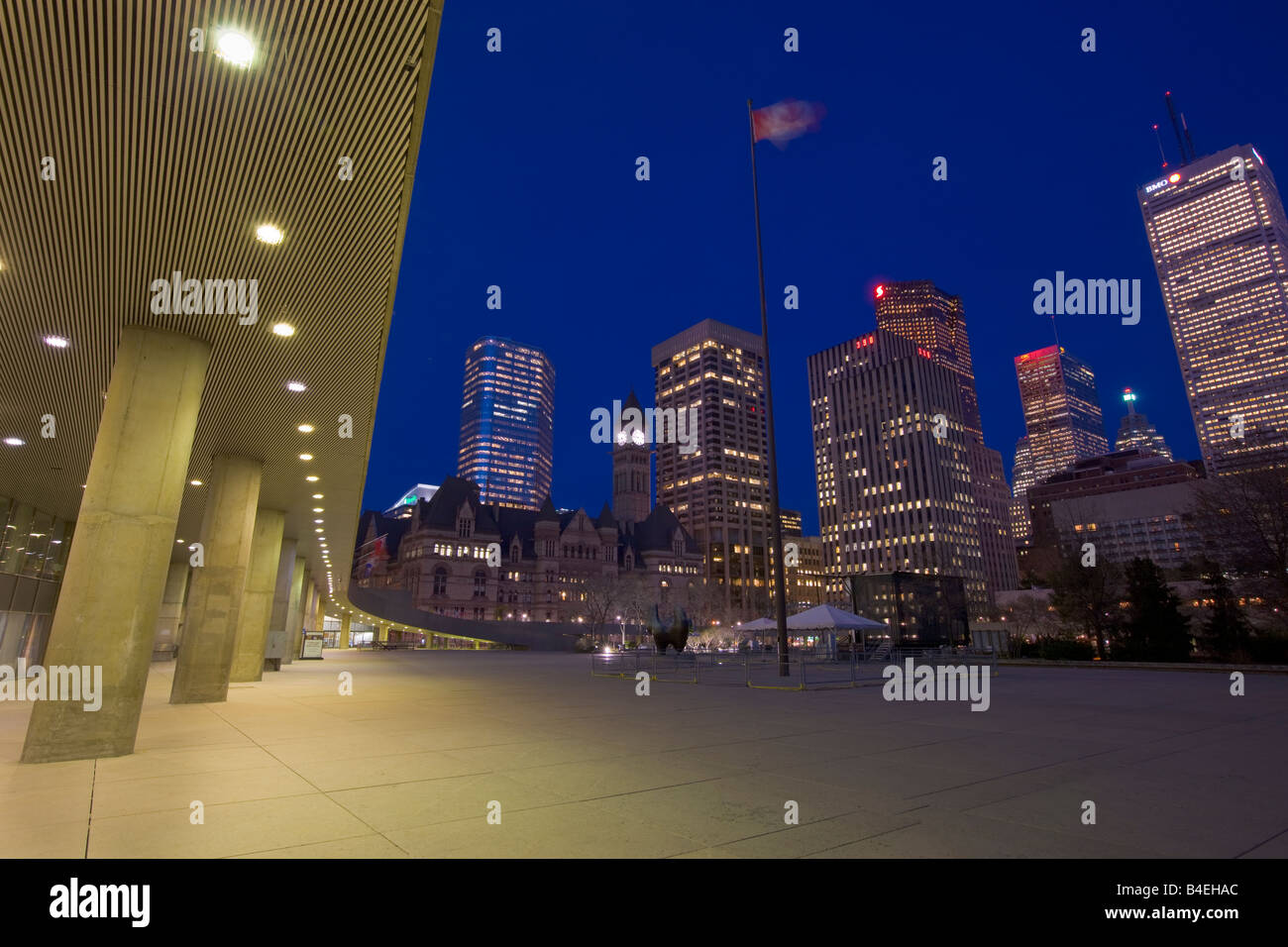 Altes Rathaus Gebäude und moderne Gebäude von gesehen Nathan Phillips Square und neuen Rathaus in der Innenstadt von Toronto bei Nacht Stockfoto
