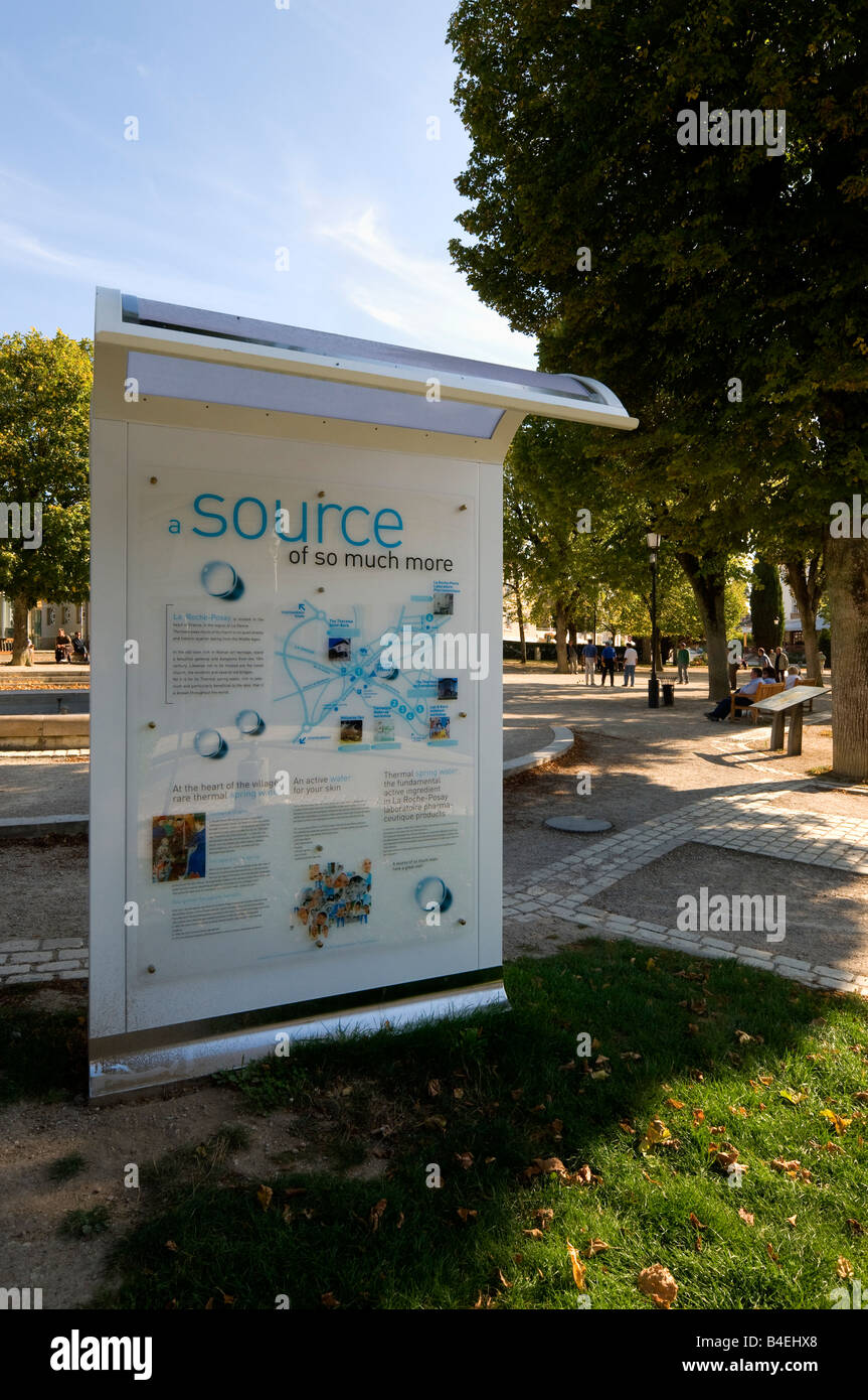 Modernes schwarzes Brett beschreiben Spa Wasser Eigenschaften, La Roche Posay, Vienne, Frankreich. Stockfoto