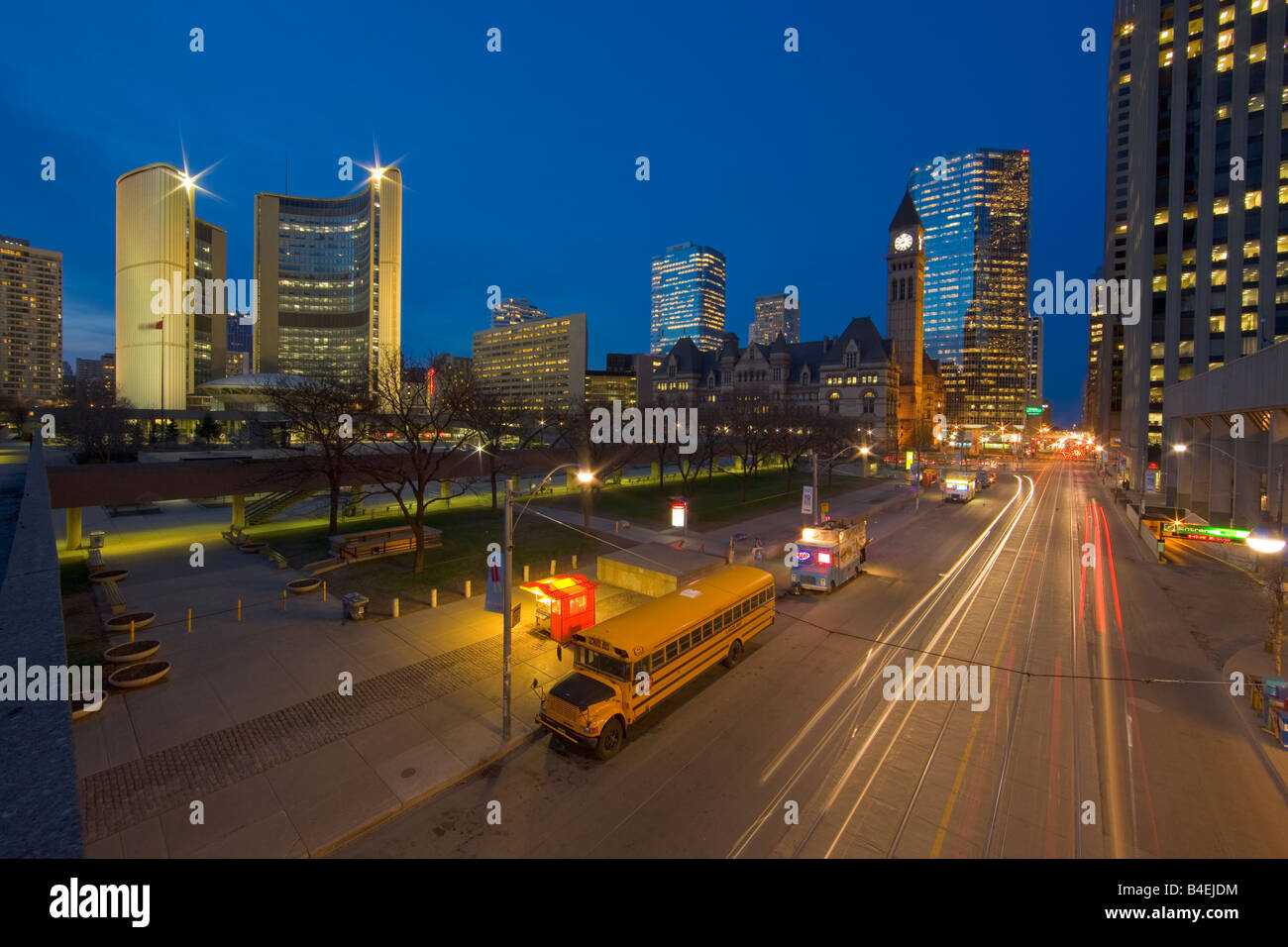Old und New City Hall Gebäude und Nathan Phillips Square in der Innenstadt von Toronto in der Abenddämmerung, Ontario, Kanada Stockfoto