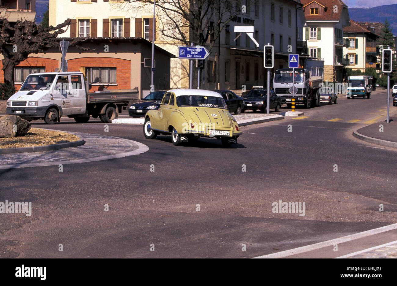 Auto, DKW 3 = 6 Sonderklasse, Baujahr ca. 1957, gelb-weiss, Oldtimer Auto, 1950er Jahre, der fünfziger Jahre, Limousine, fahren, diagonal zurück, Stockfoto