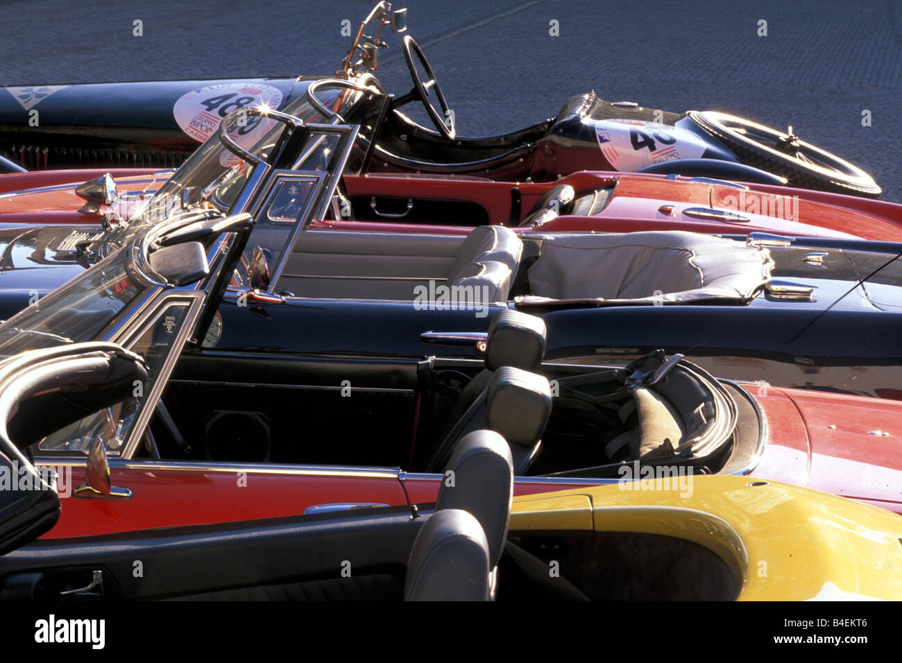 Auto, 90 Jahre Alfa Romeo, Landschaft, Natur, Sommer, Oldtimer, 1960er Jahre, sechziger Jahre, von hinten nach vorne:: Spider 2.0 Twin Spark 20 Stockfoto