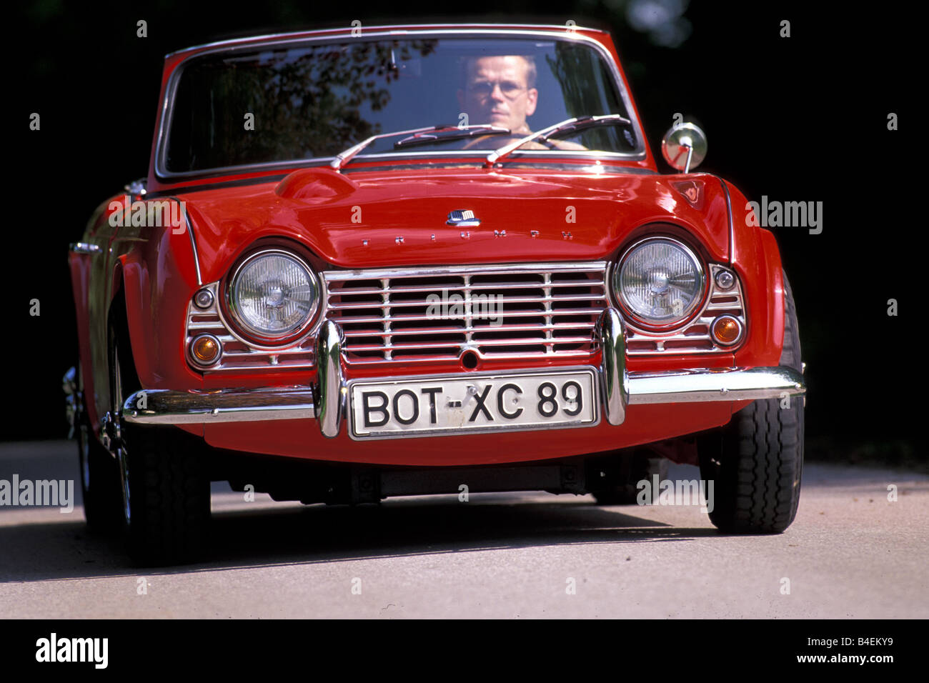 Auto, Triumph TR 4, Oldtimer, Baujahr 1962, 1960er Jahre, sechziger Jahre, rot, Cabrio, Cabrio-Verdeck offen, fahren, Diagonale Fron Stockfoto