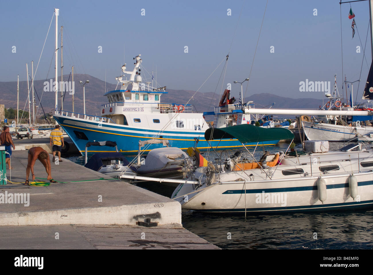 Yachten und Fischerboote festgemacht an der Uferpromenade am Karistos Stadt Hafen Insel Evia Ägäischen Meer griechische Inseln Griechenlands Stockfoto