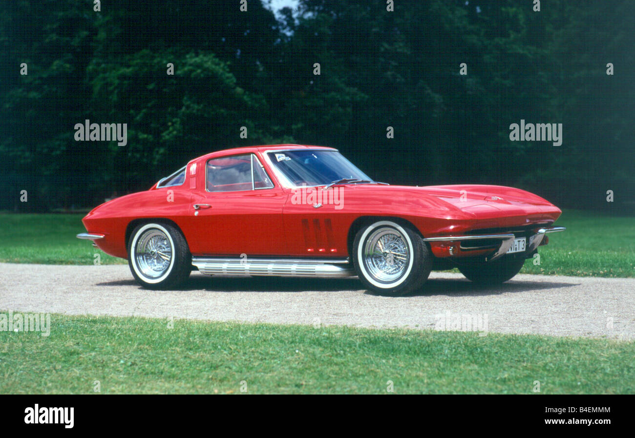 Chevrolet Corvette Sting Ray, Auto, Sportwagen, Coupé, Coupe, Modell Jahr 1963-1967, rot, stehend, schräge Front, Vorderansicht, vi Stockfoto