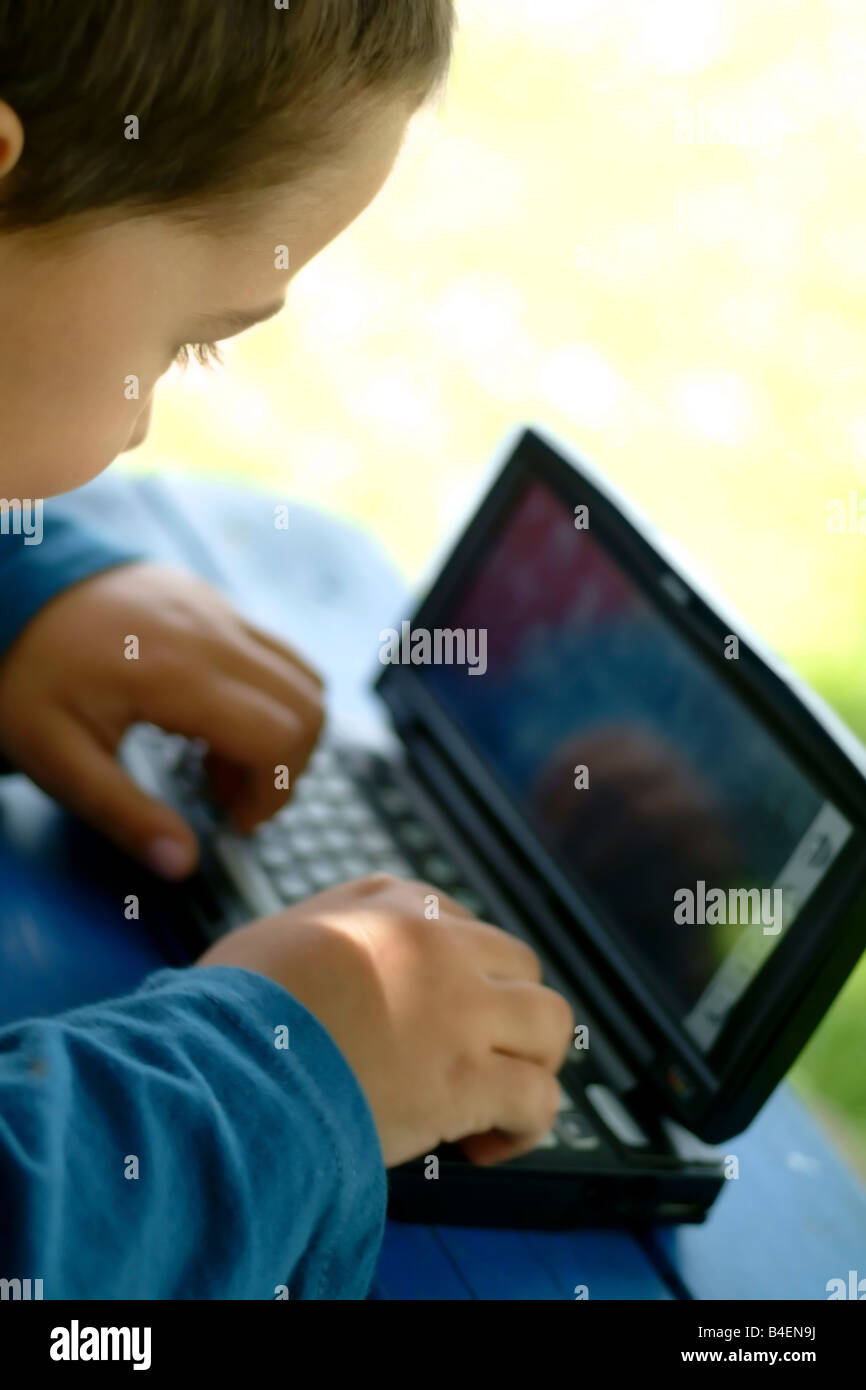 Kind spielen und schreiben auf einem PDA Stockfoto