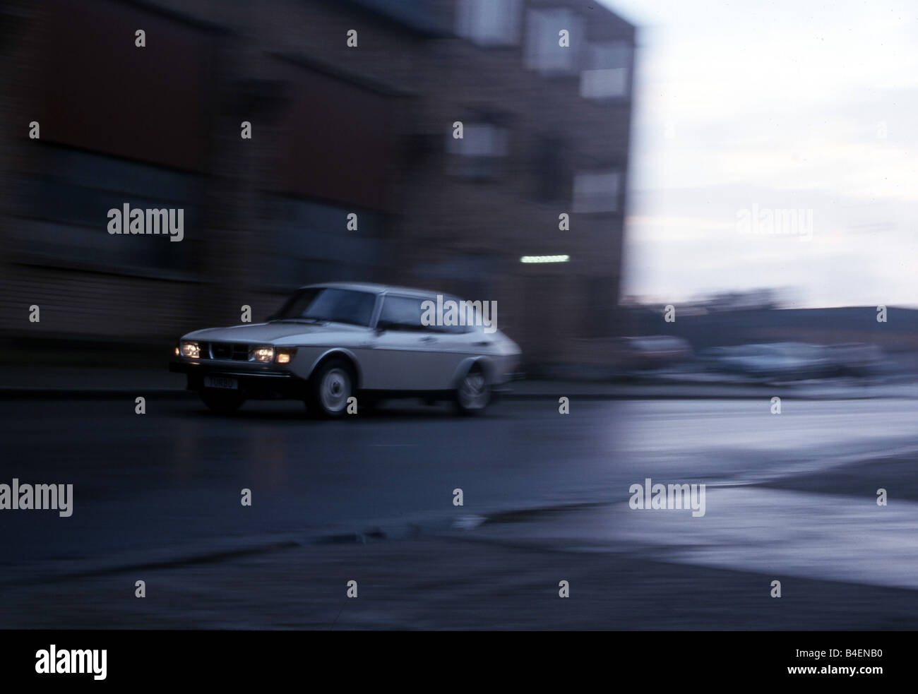 Auto, Saab 99 Turbo, weiß, alten Auto, fahren, schräge Front, Vorderansicht, verschwommen, seitliche Ansicht, Fotograf: Reinhard Mutschler Stockfoto