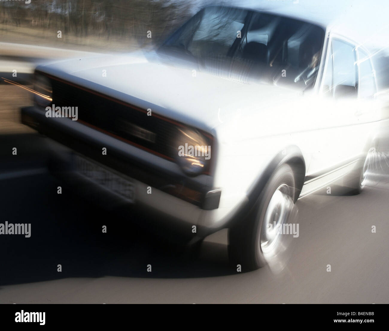 Auto, VW, Volkswagen, Golf GTI MK1, weiß, Baujahr 1977, 1970er Jahre, 70er Jahre, Oldtimer, Limousine, fahren, schräge Front, Vorderansicht Stockfoto