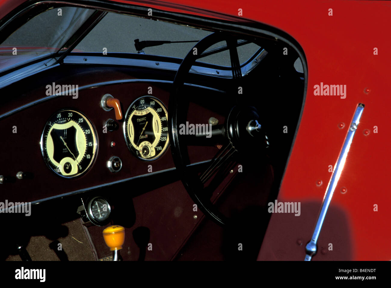 Auto, Alfa Romeo 8 2900 Touring Le Mans, Oldtimer, Baujahr 1938, 1930er Jahre, dreißiger Jahre, rot, Innenraum, Cockpit, Technik, Tech Stockfoto