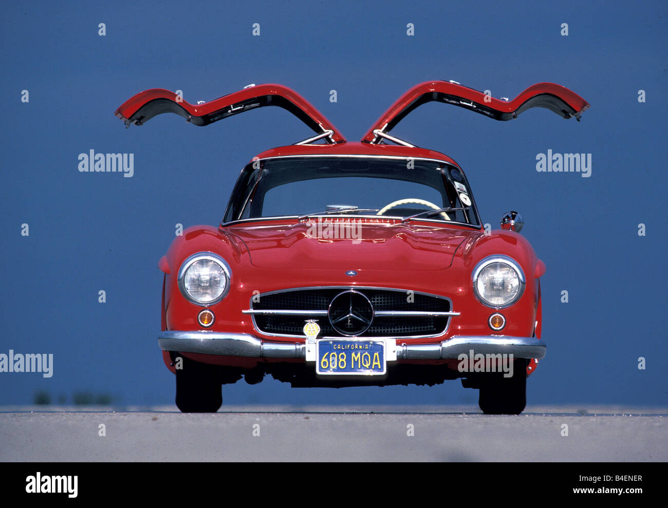 Auto, Mercedes 300 SL, Sportwagen, Baujahr 1954-63, Oldtimer, 1950er Jahre, der fünfziger Jahre, 1960er Jahre, sechziger Jahre, rot, klappbar, Tür, Schaukel, tun Stockfoto