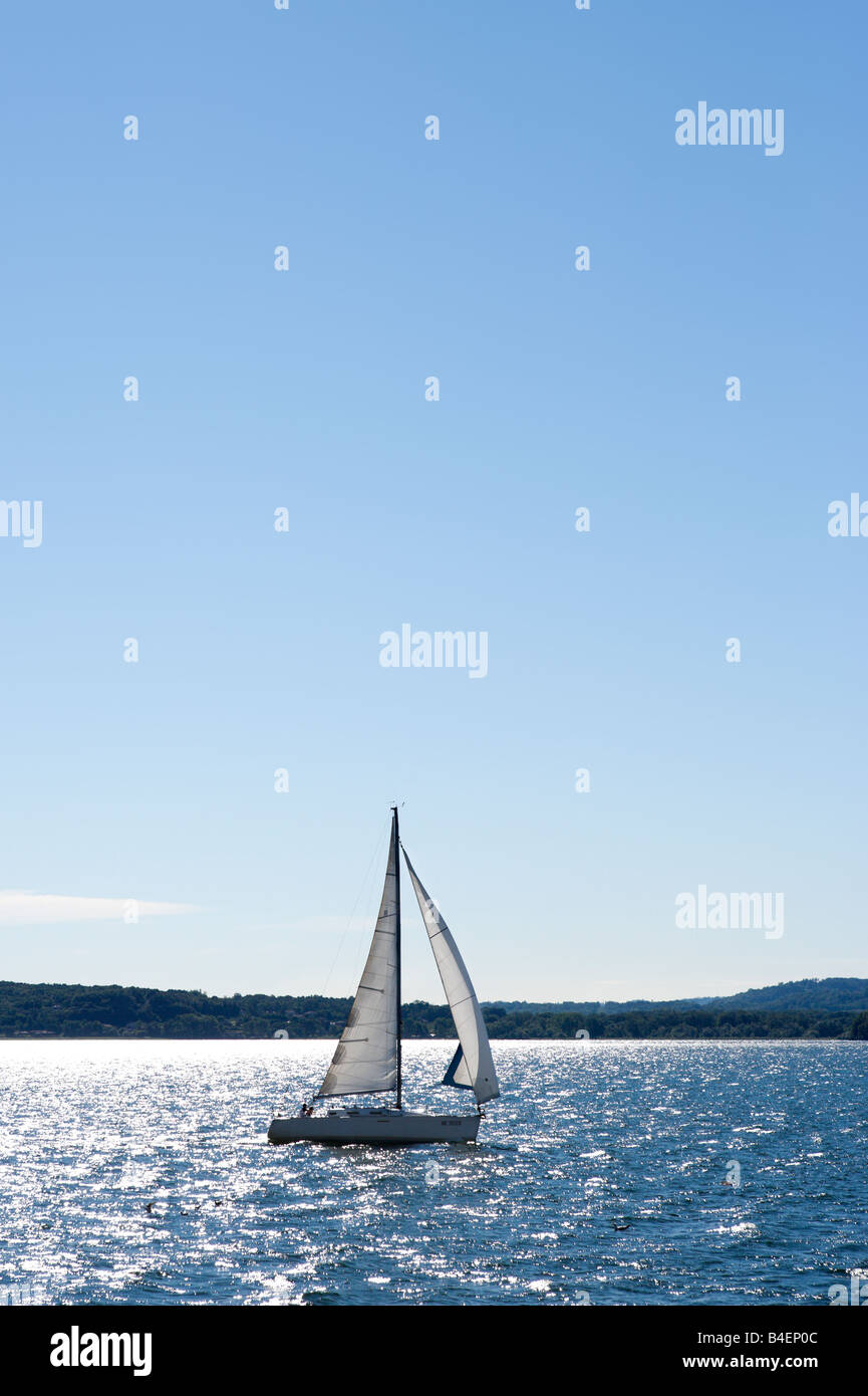Yacht-segeln vor der Küste in Belgirate, Lago Maggiore, Piemont, Italien Stockfoto