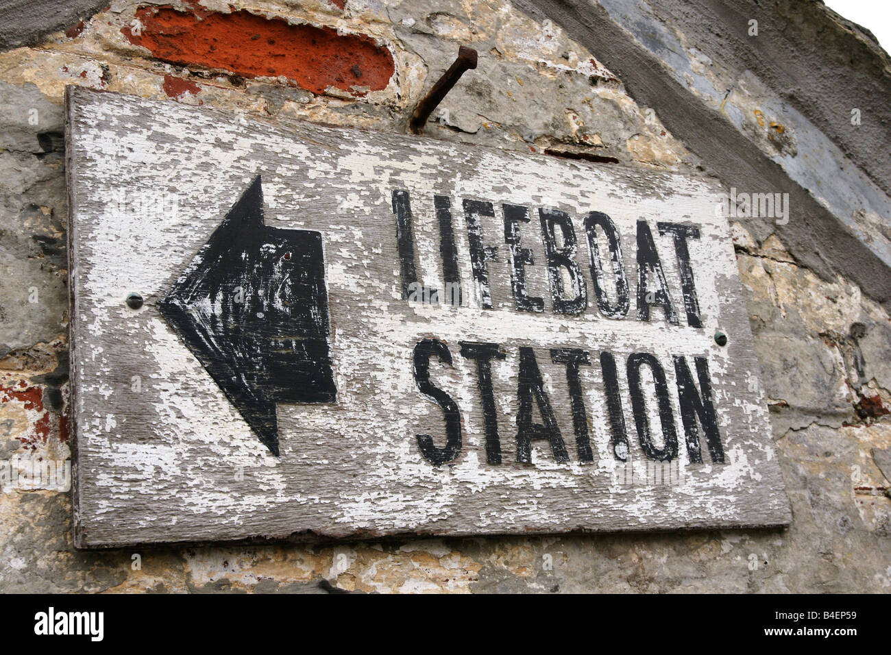 Altes verwittertes Schild für die Lizard Lifeboat Station Cornwall England Stockfoto