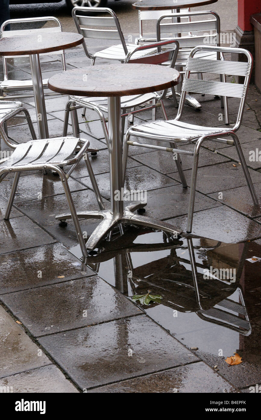 Cafe im Regen Bristol England Stockfoto