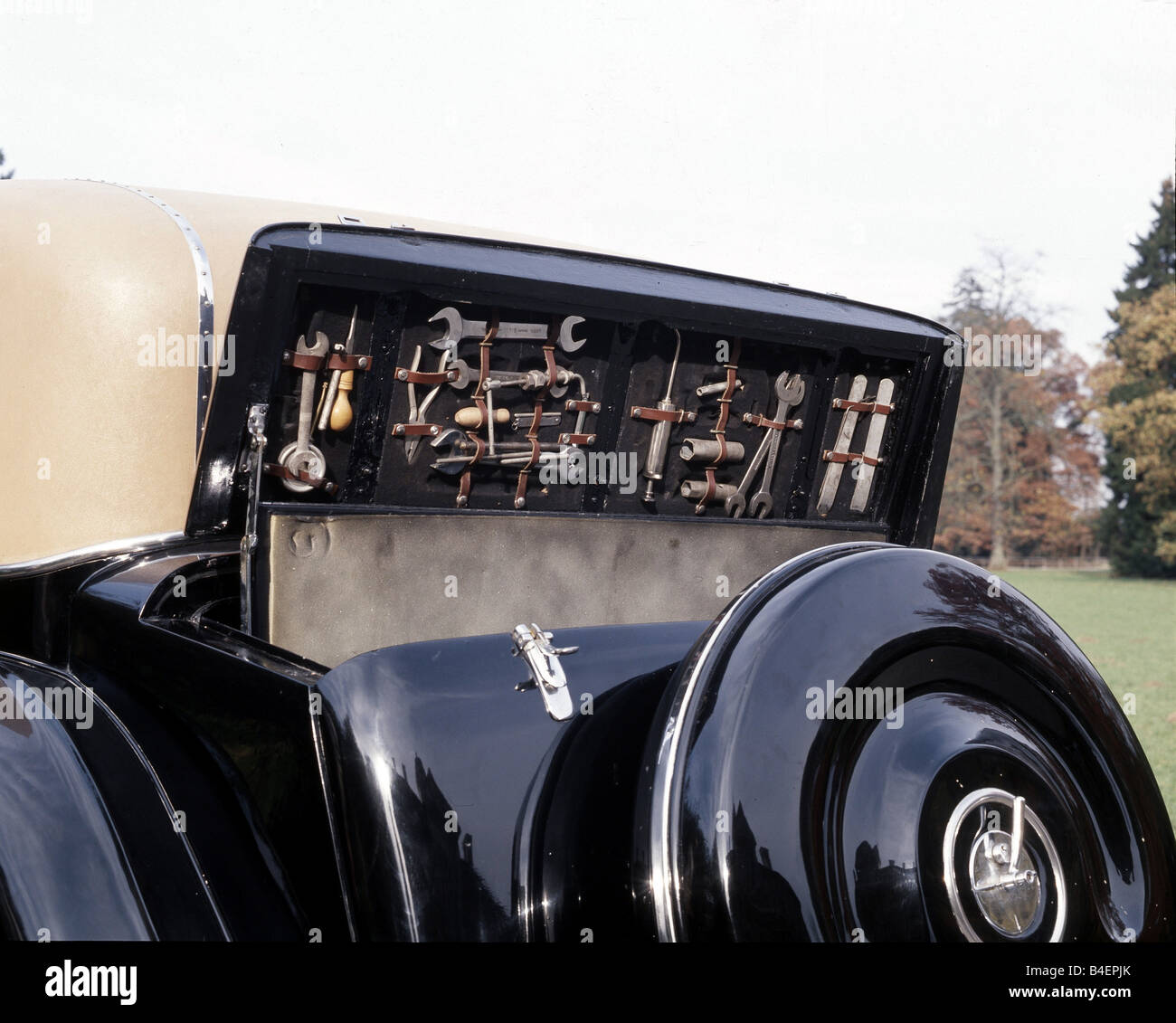 Auto, Rolls-Royce Phantom III, Modell Jahr 1936-1939, schwarz, Limousine,  Oldtimer, 1930er Jahre, 30er Jahre, Detail, Details, Werkzeug, Ersatzteile  Stockfotografie - Alamy