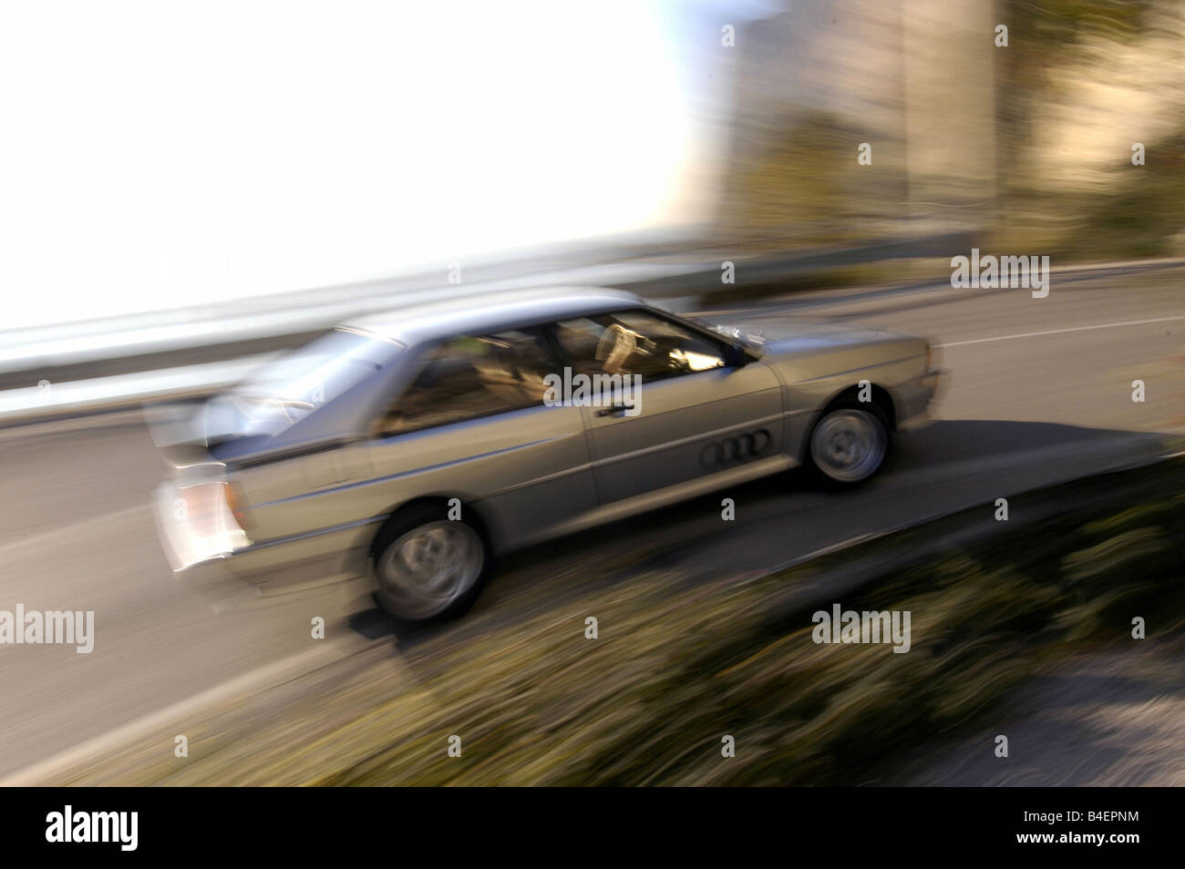 Auto, Audi Quattro, Modell Jahr 1981-1991, Silber, altes Auto, Limousine, Auto, Seitenansicht, Straße, Landstraße, Landschaft, Landschaft, blu Stockfoto