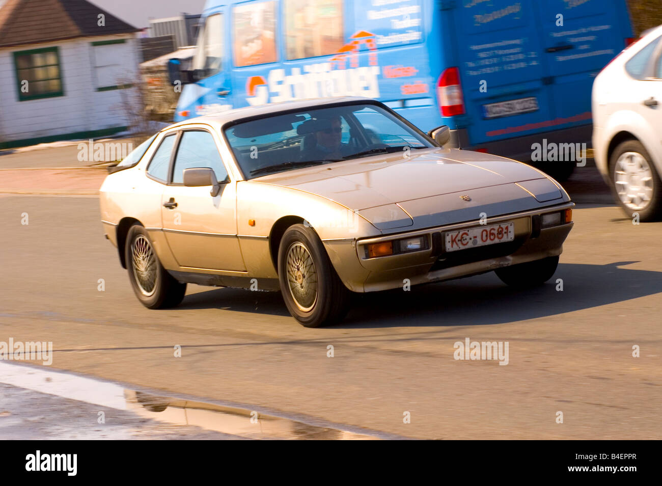 Auto, Porsche 924, Baujahr 1977, Beige-Metallic, Coupé, Coupe, Oldtimer, fahren, schräge Front, Vorderansicht, Stadt, atmosphärisch Stockfoto