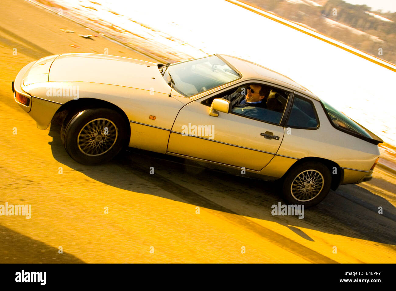 Auto, Porsche 924, Baujahr 1977, Beige-Metallic, Coupé, Coupe, Oldtimer, stehend, Seitenansicht, Fotograf: Hardy Mutschler Stockfoto