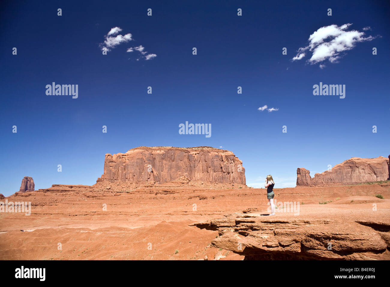 Teengirl Touristen nehmen Foto bei John Ford Point, Monument Valley, Arizona USA Stockfoto