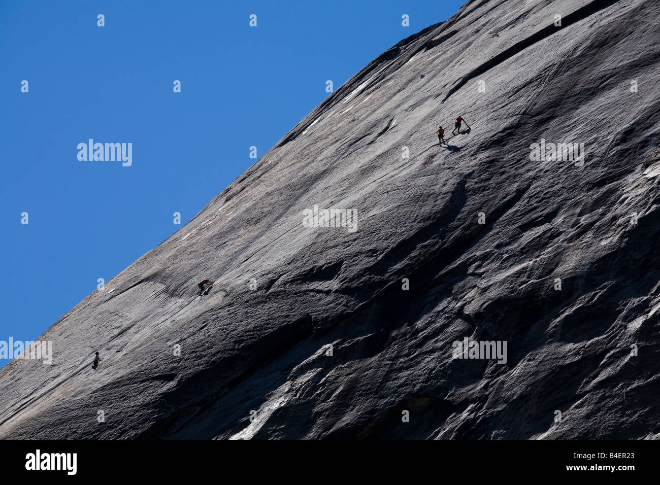 Kletterer, die Skalierung der Felsen in der Nähe von Olmsted Point, Yosemite-Nationalpark, Kalifornien, USA. Stockfoto