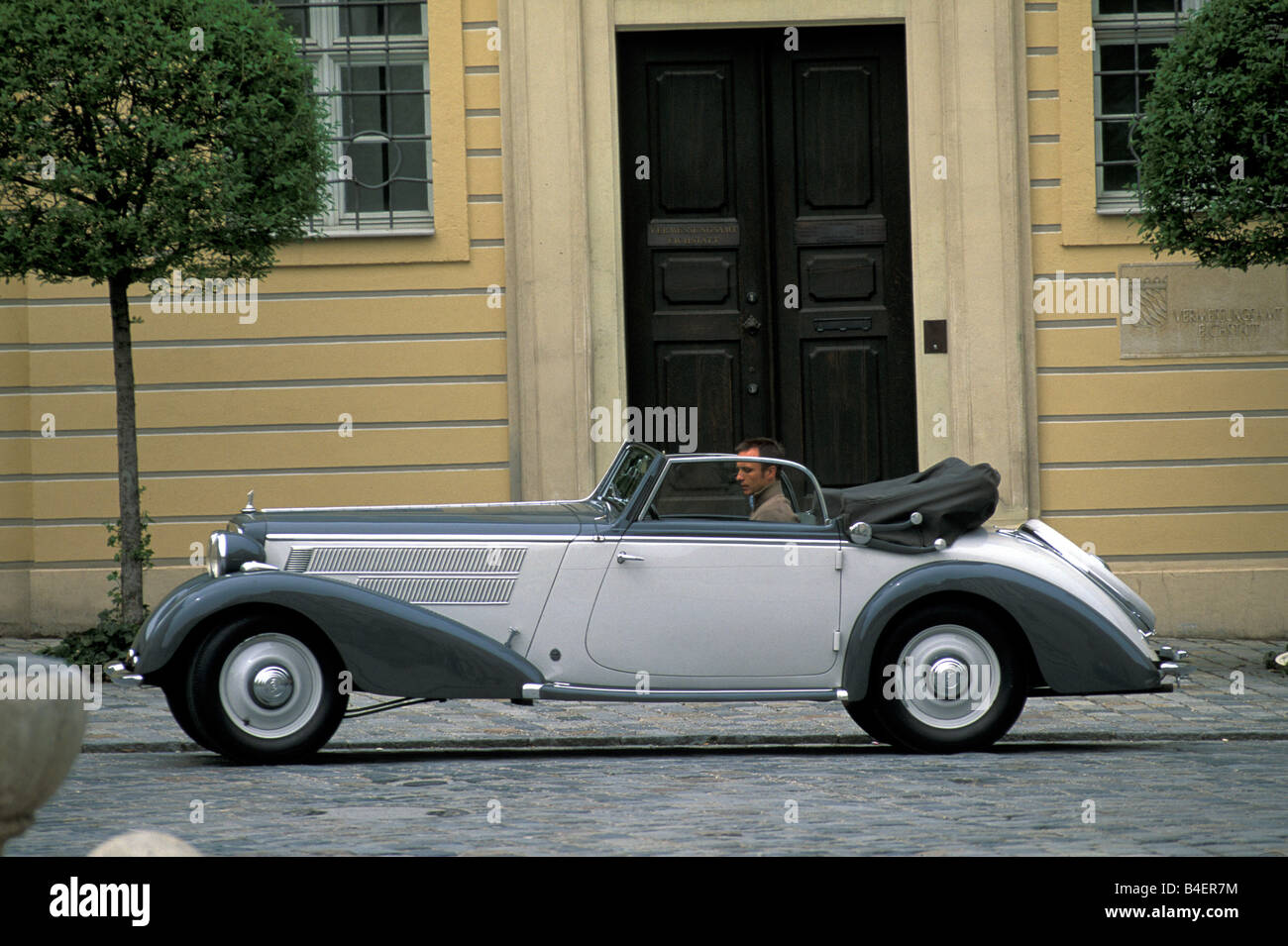 Audi 225 Cabrio, Baujahr 1933-1938, grau, fahren, Seite, Ansicht, Stadt, Landschaft, Landschaft Stockfoto