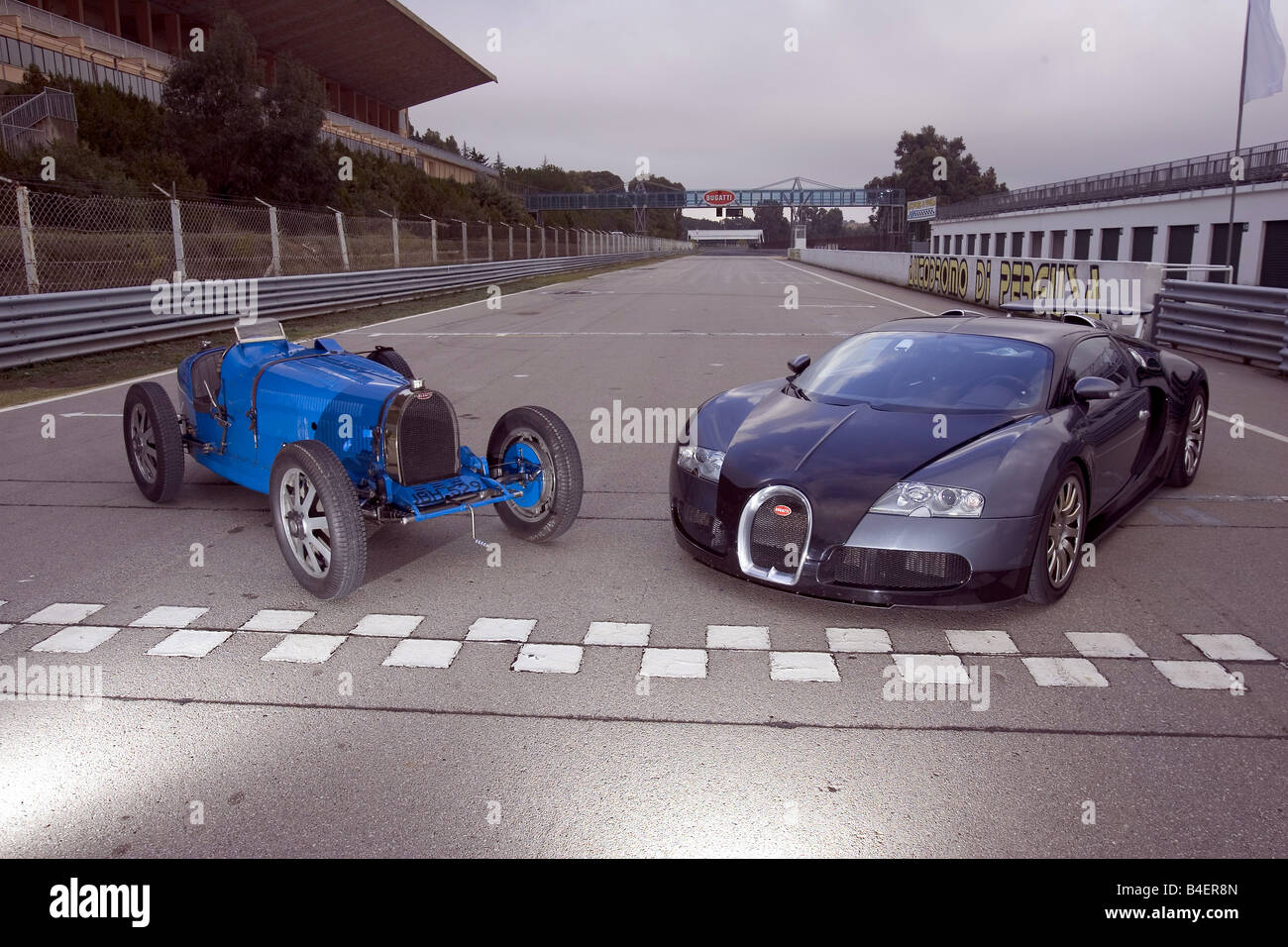 Bugatti-51 (blau, Modell Jahr 1931-36, Oldtimer, 30er Jahre) Und Bugatti Veyron 16.4 (Modelljahr 2005-, schwarz), stehend, di Stockfoto