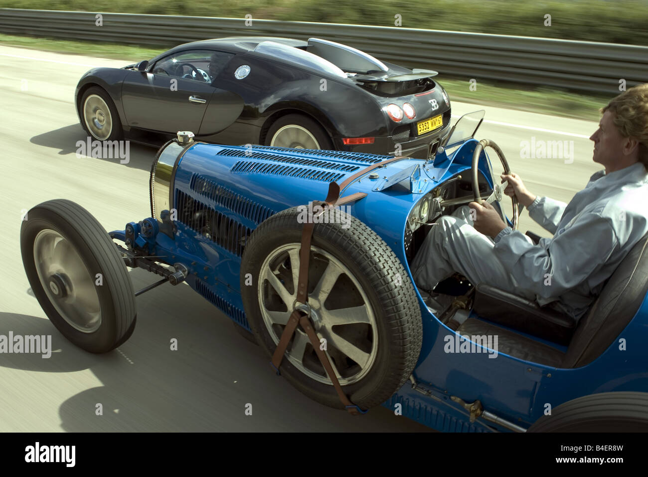Bugatti-51 (blau, Modell Jahr 1931-36, Oldtimer, 30er Jahre) Und Bugatti Veyron 16.4 (Modelljahr 2005-, schwarz), fahren, Dia Stockfoto