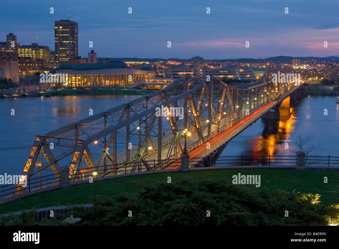 Alexandra Bridge in der Dämmerung über den Ottawa River von der Stadt von Ottawa, Ontario, Gatineau, Quebec, Kanada Stockfoto