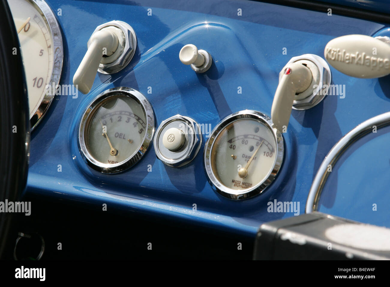 https://c8.alamy.com/compde/b4ew4f/bmw-328-modell-jahr-1936-1939-blau-roadster-innenraum-cockpit-technik-technische-technisch-zubehor-zubehor-b4ew4f.jpg
