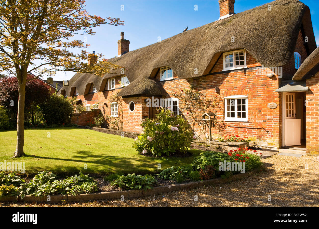 Typische hübsche Englisch reetgedeckten Landhaus oder Haus im Dorf von allen Cannings, Wiltshire, England, Großbritannien, UK Stockfoto