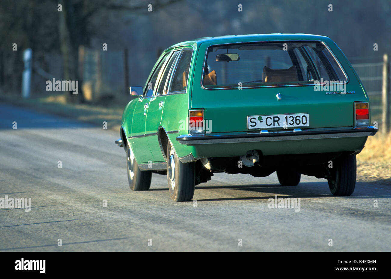 Auto Opel Rekord D 00 Caravan Kombi Modell Jahr 1972 1977 Alten Auto Grun Fahren Diagonal Zuruck Zuruck Ansicht Strasse Land Stockfotografie Alamy