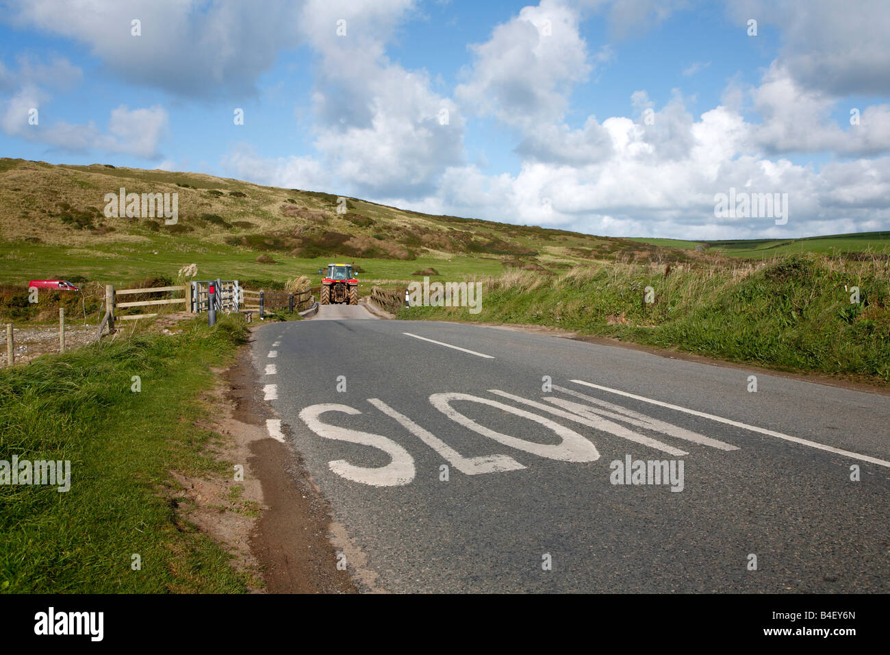 Langsam Zeichen auf einer Landstraße, die B3301 in der Nähe von Gwithian in Cornwall, England. Stockfoto