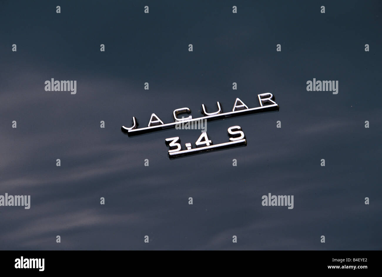 Jaguar S-Type 3.4, Auto, Oldtimer, 1960er Jahre, sechziger Jahre, dunkelgrün, Limousine, Detail, Details, Typenschild, Logo, Stockfoto