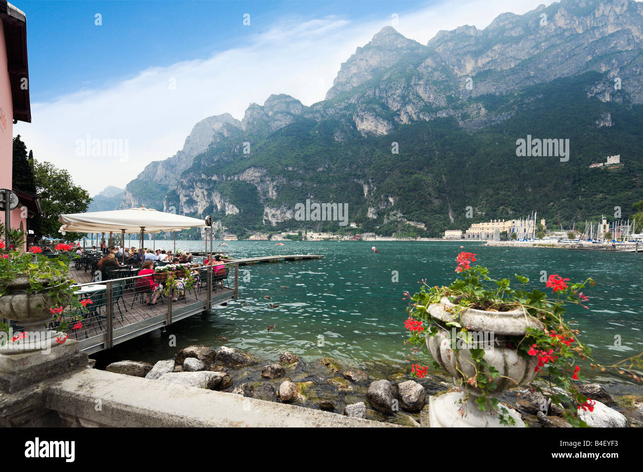 Am Seeufer Cafe, Riva del Garda, Gardasee, Italien Stockfoto