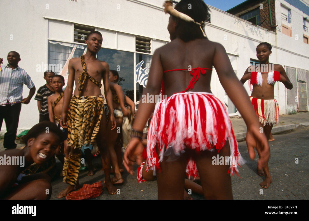 Ethnischen Stamm durchführen auf Straßen, Johannesburg, Südafrika Stockfoto